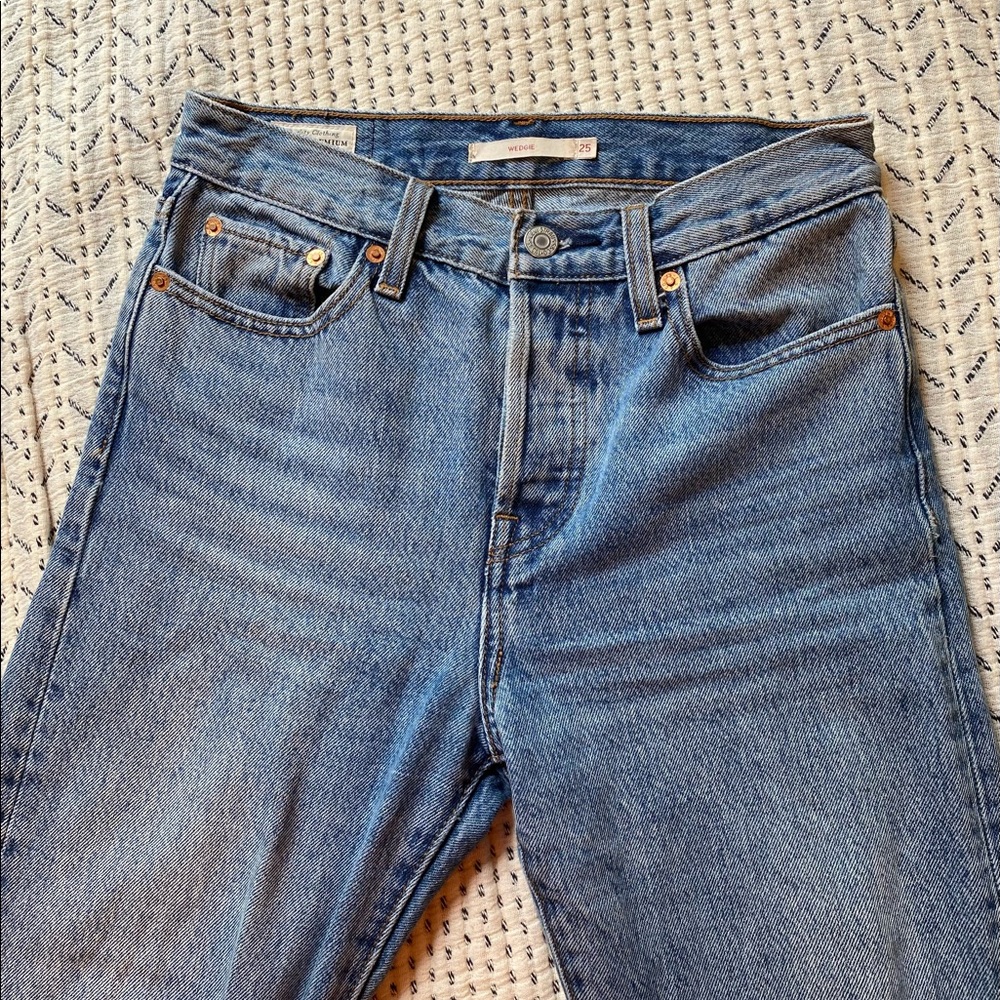 Levi’s light wash wedgie jeans- straight
